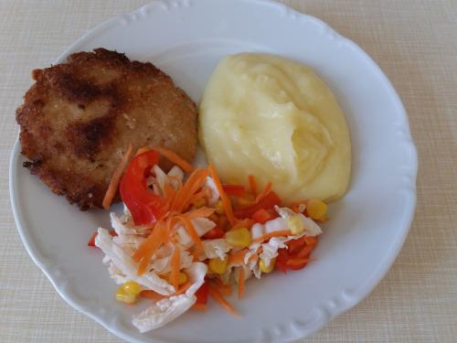 Holandský kuřecí řízek, bramborová kaše, zeleninový salát
