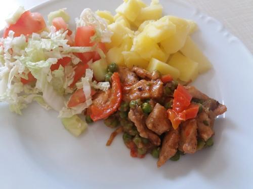 Kuřecí nudličky se&nbsp;zeleninou, brambor, zel. salát