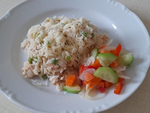 Srbské rizoto s&nbsp;krůtim masem,zeleninový salát