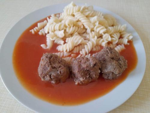 Masové kuličky v&nbsp;rajské omáčce,těstoviny
